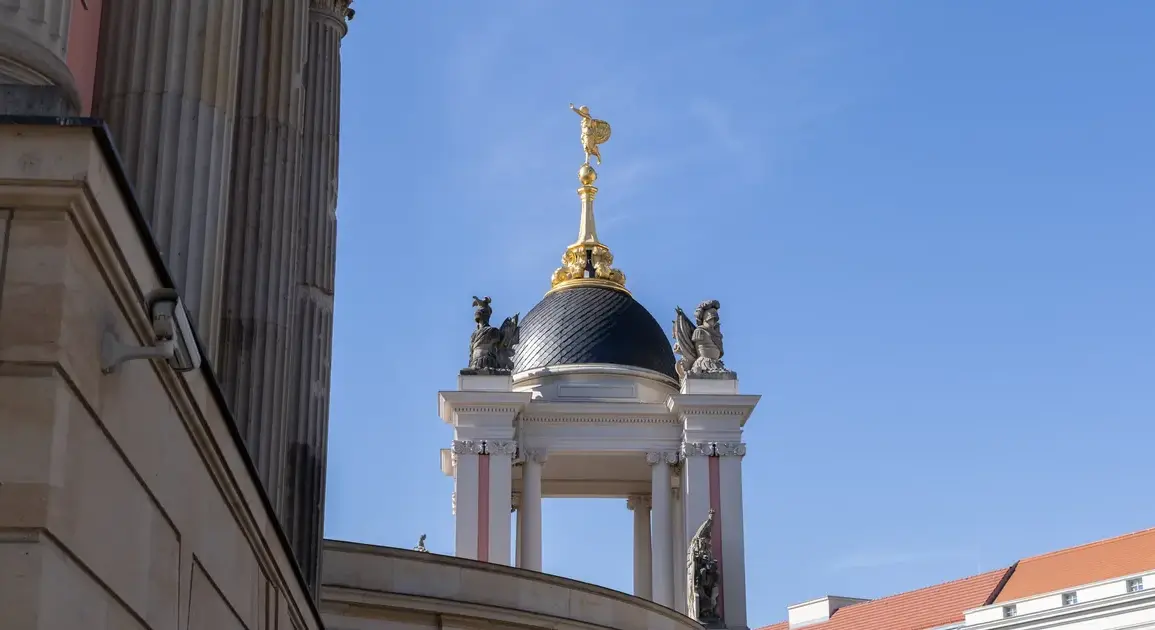Fortunaportal mit goldener Figur neben dem Landtagsgebäude