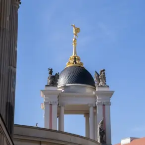Fortunaportal mit goldener Figur neben dem Landtagsgebäude