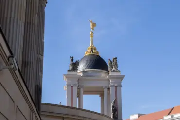 Fortunaportal mit goldener Figur neben dem Landtagsgebäude