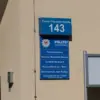 Schild der Polizei Brandenburg an der Kaiser-Friedrich-Straße 143 mit Polizeipräsidium und LKA