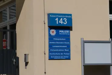 Schild der Polizei Brandenburg an der Kaiser-Friedrich-Straße 143 mit Polizeipräsidium und LKA