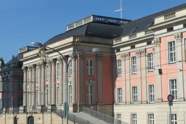 Rosafarbene Fassade des Landtags Brandenburg im Stadtschloss