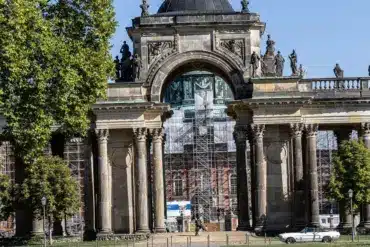Triumphbogen der Kolonnade am Neuen Palais, dahinter ein eingerüstetes Gebäude