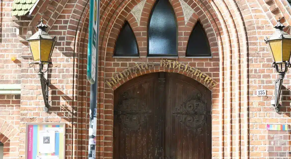 Holzportal des Kulturhauses Babelsberg in einem neugotischen Backsteinbau