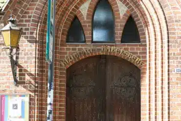 Holzportal des Kulturhauses Babelsberg in einem neugotischen Backsteinbau