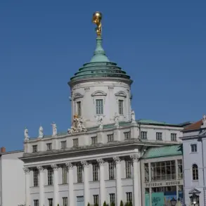 Blick auf das Alte Rathaus mit goldenem Atlas zwischen historischen Fassaden