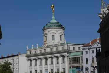 Blick auf das Alte Rathaus mit goldenem Atlas zwischen historischen Fassaden
