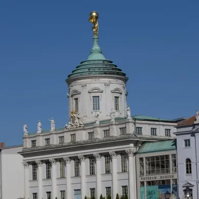 Blick auf das Alte Rathaus mit goldenem Atlas zwischen historischen Fassaden
