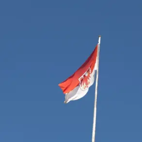 Wehende Brandenburger Landesflagge an einem Fahnenmast