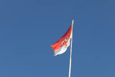 Wehende Brandenburger Landesflagge an einem Fahnenmast