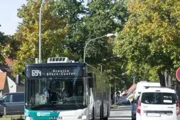 Linienbus 694 Richtung Drewitz/Stern-Center in einer baumgesäumten Straße