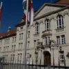 Prächtige Fassade eines Regierungsgebäudes mit Deutschland- und Brandenburg-Flaggen