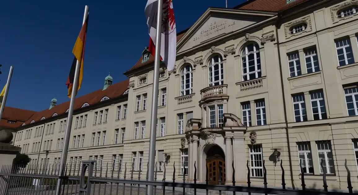 Prächtige Fassade eines Regierungsgebäudes mit Deutschland- und Brandenburg-Flaggen