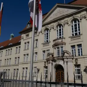 Prächtige Fassade eines Regierungsgebäudes mit Deutschland- und Brandenburg-Flaggen