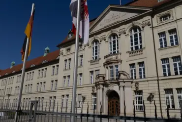 Prächtige Fassade eines Regierungsgebäudes mit Deutschland- und Brandenburg-Flaggen