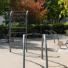 Outdoor-Fitnessgeräte auf einem Platz in einer Parkanlage