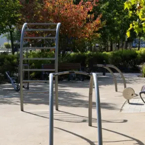Outdoor-Fitnessgeräte auf einem Platz in einer Parkanlage