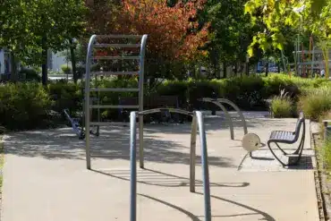 Outdoor-Fitnessgeräte auf einem Platz in einer Parkanlage