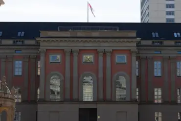 Innenhof des Landtags Brandenburg mit Flagge auf dem Dach