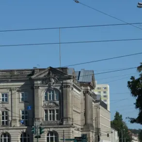 Historisches Verwaltungsgebäude an einer Kreuzung mit Straßenbahnoberleitungen