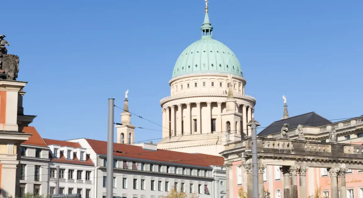 Kuppel der Nikolaikirche über den Dächern der Innenstadt, links der Landtag