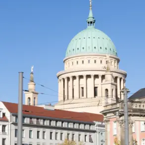 Kuppel der Nikolaikirche über den Dächern der Innenstadt, links der Landtag