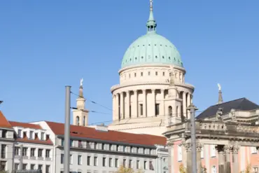 Kuppel der Nikolaikirche über den Dächern der Innenstadt, links der Landtag