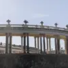 Kolonnade am Neuen Palais im Gegenlicht, rechts ein Passant