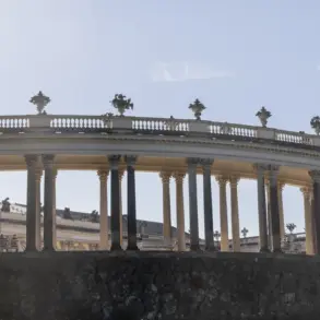 Kolonnade am Neuen Palais im Gegenlicht, rechts ein Passant