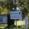 Schild „Sportplatz Sportgemeinschaft Grün-Weiß Golm e.V.“ am Eingang zum Sportplatz