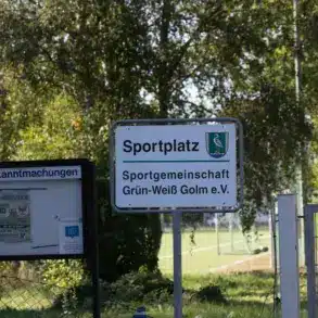 Schild „Sportplatz Sportgemeinschaft Grün-Weiß Golm e.V.“ am Eingang zum Sportplatz