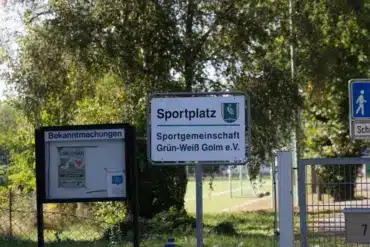 Schild „Sportplatz Sportgemeinschaft Grün-Weiß Golm e.V.“ am Eingang zum Sportplatz