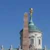 Obelisk und Kuppel des Alten Rathauses mit goldenem Atlas