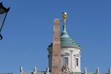 Obelisk und Kuppel des Alten Rathauses mit goldenem Atlas