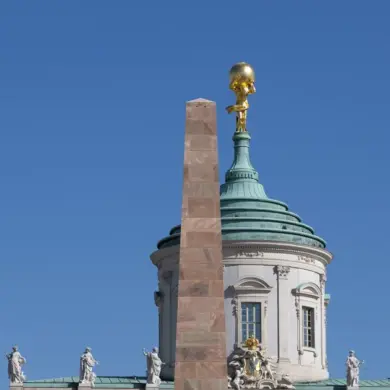 Obelisk und Kuppel des Alten Rathauses mit goldenem Atlas