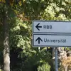 Wegweiser nach links zum RBB und geradeaus zur Universität