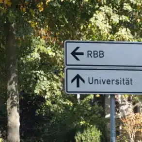 Wegweiser nach links zum RBB und geradeaus zur Universität