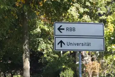 Wegweiser nach links zum RBB und geradeaus zur Universität