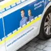 Tür eines Streifenwagens mit Aufdruck „#Bewerbung @PolizeiBB“