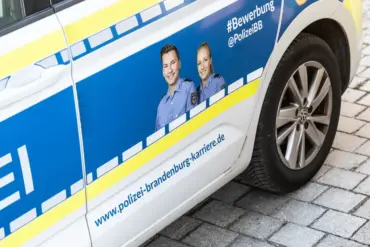 Tür eines Streifenwagens mit Aufdruck „#Bewerbung @PolizeiBB“