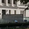 Justizzentrum Potsdam mit Schriftzug an der Rampe vor dem Eingang