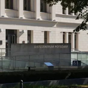 Justizzentrum Potsdam mit Schriftzug an der Rampe vor dem Eingang