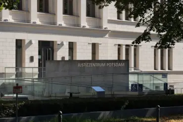 Justizzentrum Potsdam mit Schriftzug an der Rampe vor dem Eingang