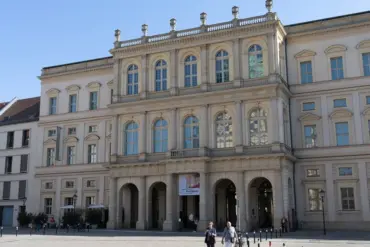 Museum Barberini mit dem gepflasterten Platz davor