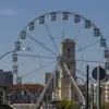 Riesenrad vor dem Turm der Garnisonkirche und Plattenbauten