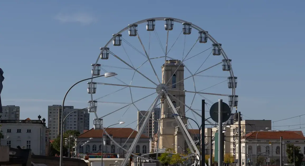 Riesenrad vor dem Turm der Garnisonkirche und Plattenbauten