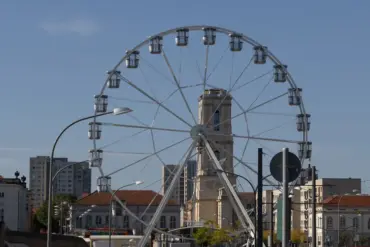 Riesenrad vor dem Turm der Garnisonkirche und Plattenbauten