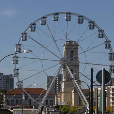 Riesenrad vor dem Turm der Garnisonkirche und Plattenbauten