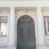 Säulenportal am Museum Barberini mit Museumsshop