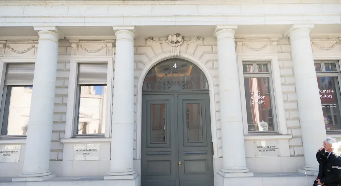 Säulenportal am Museum Barberini mit Museumsshop